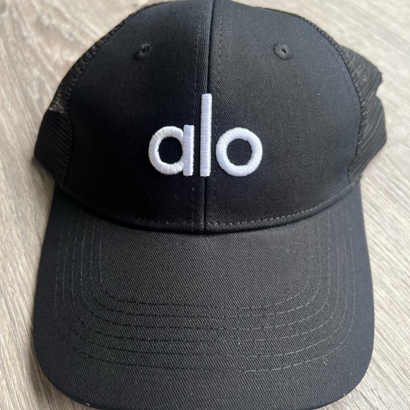 ALO YOGA District Trucker Hat Cap Black/white logo Women’s Mesh SnapBack - Picture 1 of 3
